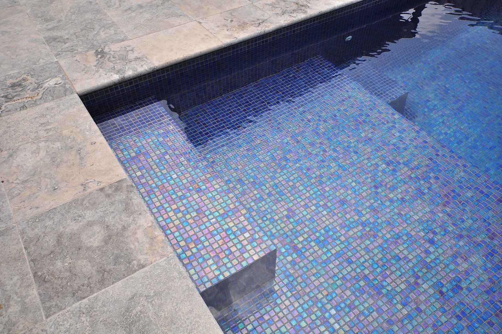 Zafiro-IRIS-Mosaic-POOL-Ezarri-5.jpg pool with glass mosaic tiles